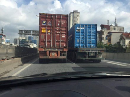 Công an Hà Nội truy tìm hai xe container dàn hàng ngang chạy chậm, chiếm hết diện tích mặt đường trên đường Vành đai 3 (Thời sự đêm 14/7/2017)